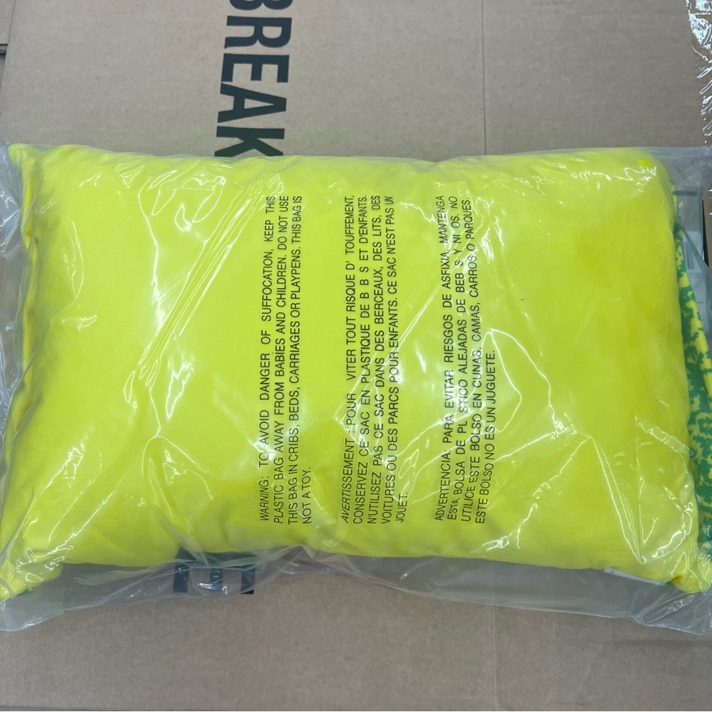 Sour Patch Kids Fleece Pillow Filled 5 Plush Sour Patch Kids NWT 12x18inches - Picture 2 of 3